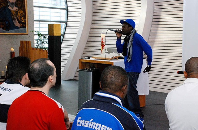 Der Rapper Saymo&#8217;K in der Gefngniskapelle.   | Foto: Gertrude Siefke