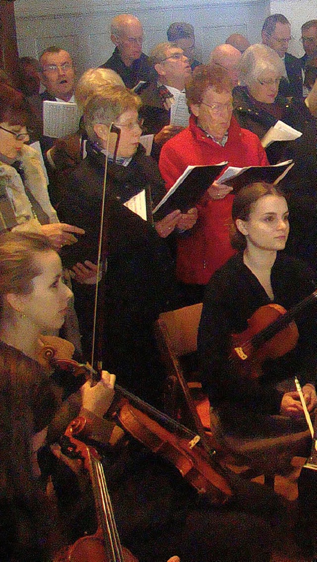 Der vielstimmige Kirchenchor auf der E...el Donkel bewies groe Ausdruckskraft.  | Foto: Ingrid Arndt