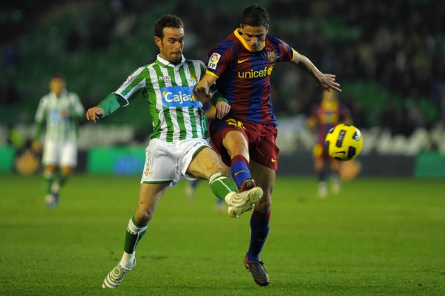 Januar 2011: Fernando Vega (links) im ...mit  Ibrahim Afellay vom FC Barcelona.  | Foto: AFP ImageForum