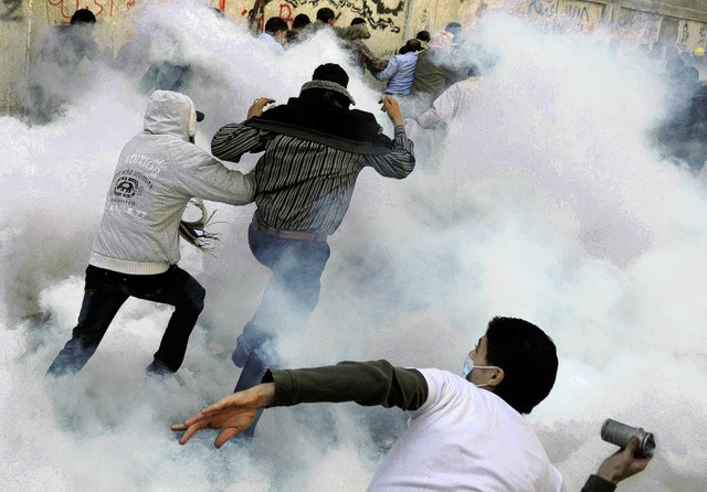 Demonstranten auf dem Tahrir-Platz im Trnengasnebel    | Foto: AFP