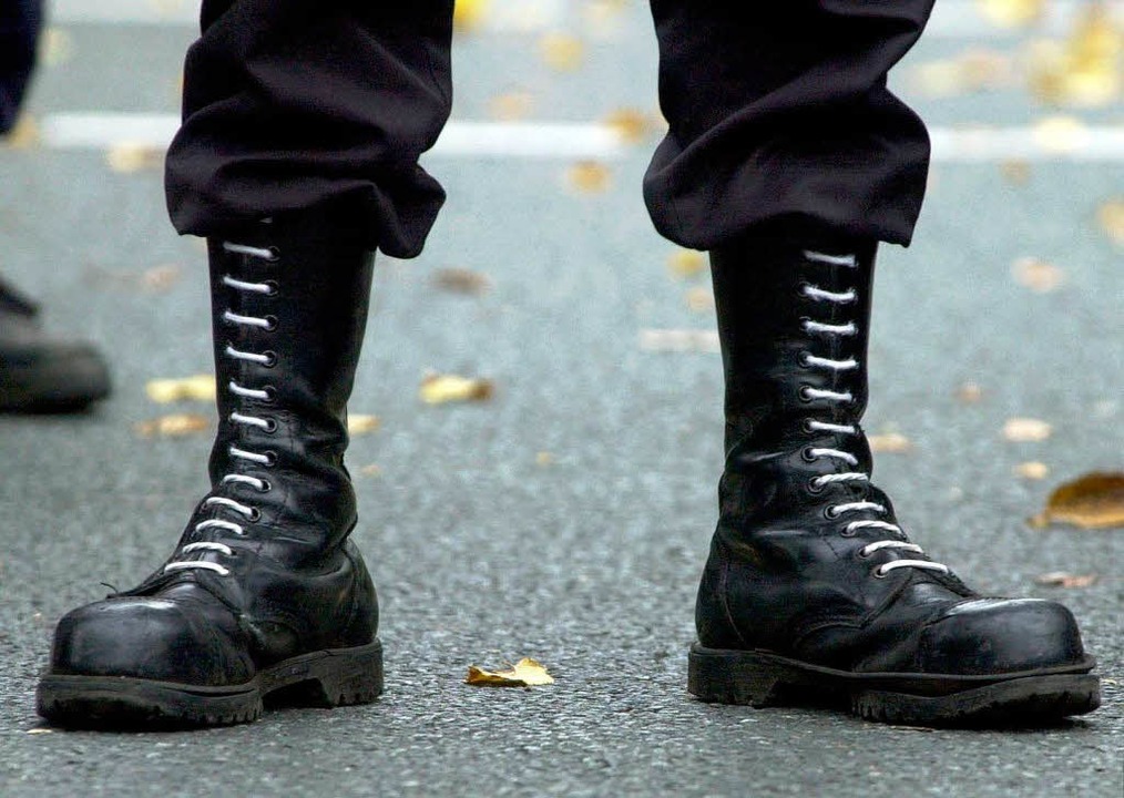 Auch Schuhe knnen Angst machen:  Spri...deutschland als Symbol rechter Gewalt.  | Foto: dpa