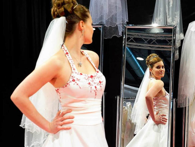 Wie eine Prinzessin: Viele Frauen trumen von einem weien Brautkleid.  | Foto: Thomas Kunz