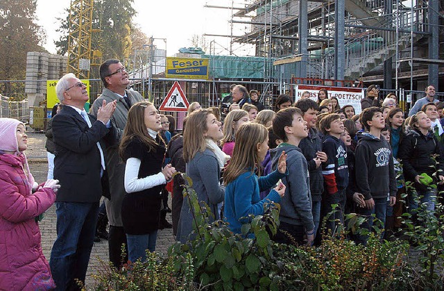 Mit Applaus begleiteten Schler und Le...en der Schulfahne am neuen Fahnenmast.  | Foto: Privat