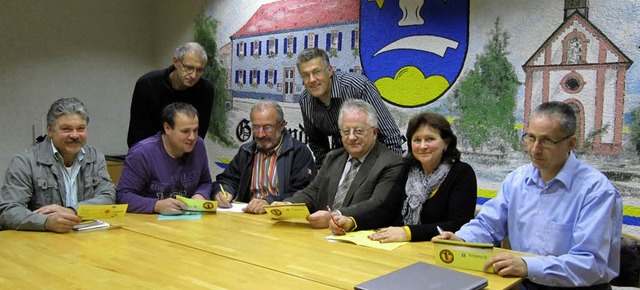 Das Jahresprogramm zum 1250-jhrigen B...rmeister Johann Gerber im Rathaus vor.  | Foto: Ruth Seitz