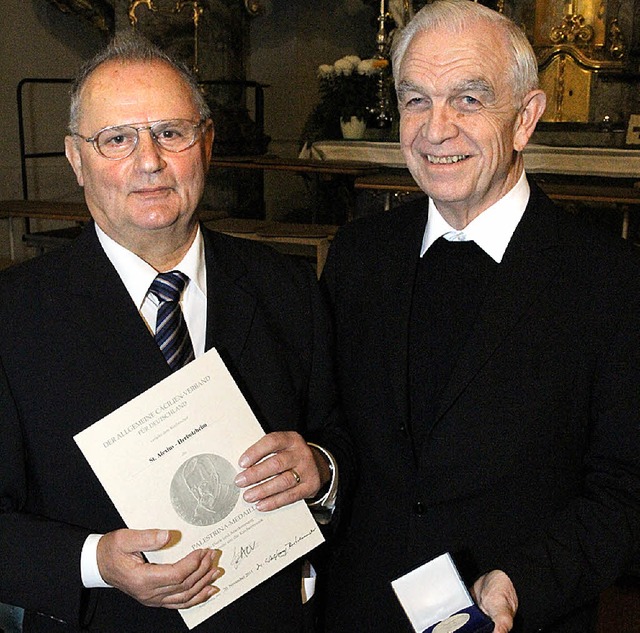 Johann Schfer berreichte Richard Stubert (links) die Palestrina-Medaille.  | Foto: Thilo Bergmann