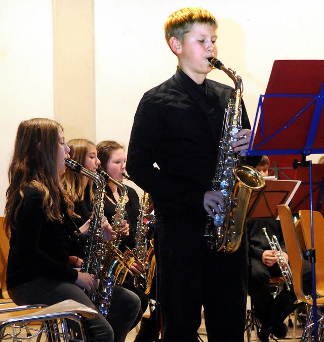 Andreas Dorner am Saxophon und das Nachwuchsorchester des Schtzen-Musikvereins   | Foto: Wolfgang Knstle