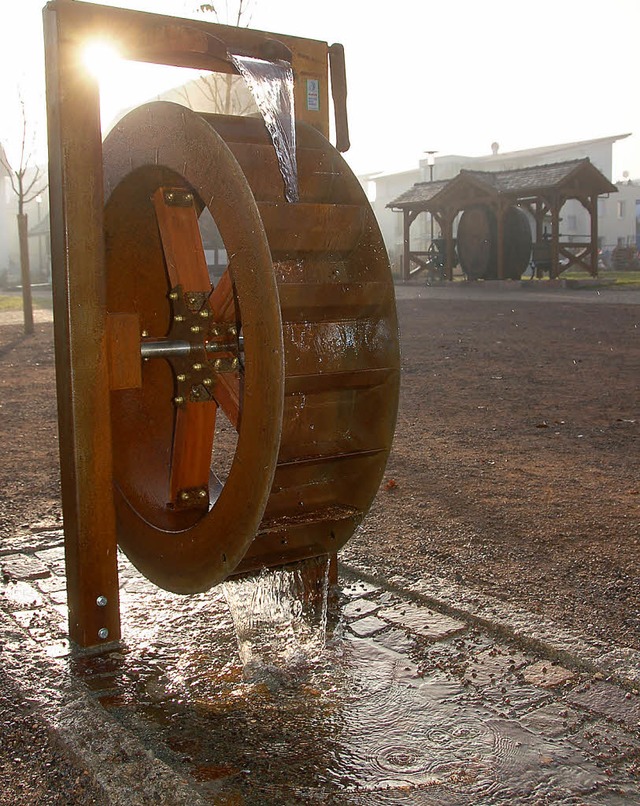 Zumindest ein Wasserrad belebt den Dorfplatz bereits.   | Foto: Frank Kiefer