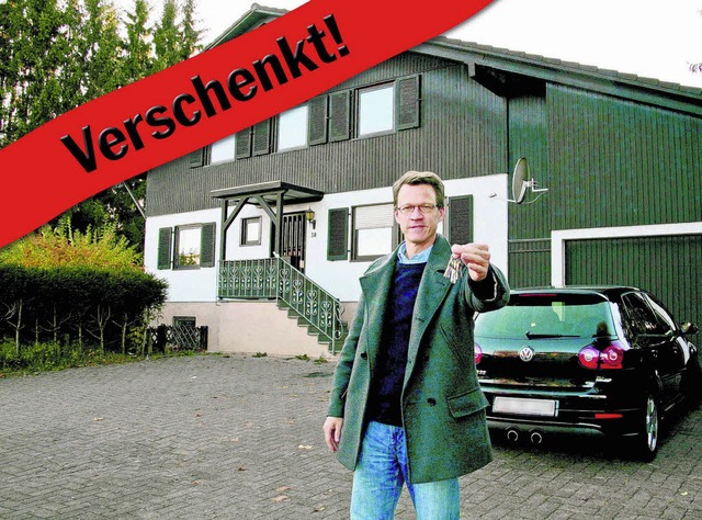 Der Ein-Euro-Job ist erledigt: Christo...ger vor seinem zu verschenkenden Haus.  | Foto: privat