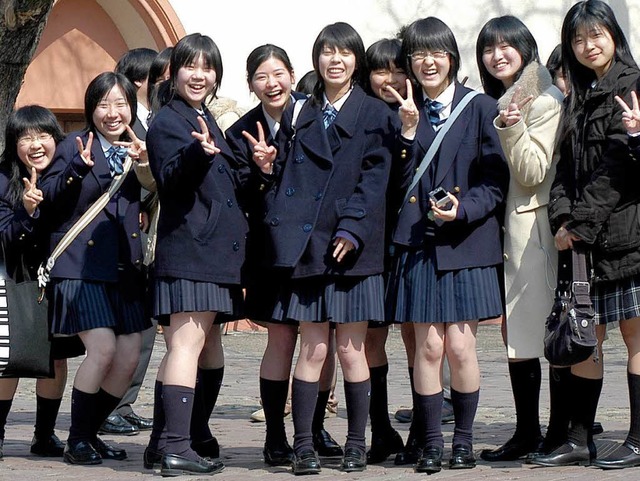 Diese Mdchen aus Japan tragen bei ihrem Besuch in Freiburg ihre Schuluniform.  | Foto: Ingo Schneider