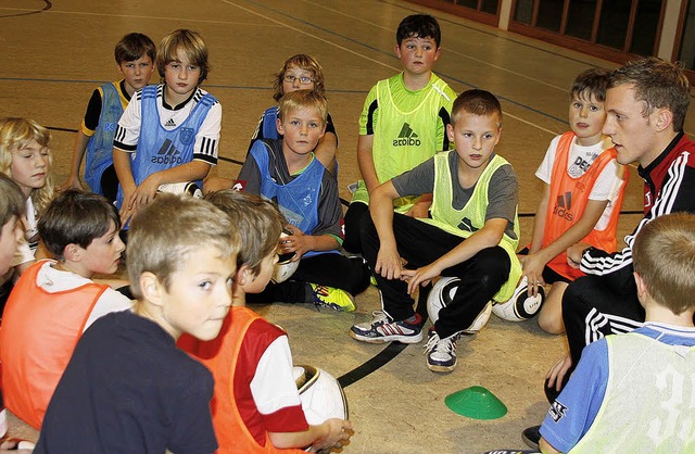 Kurze Theorie, ansonsten Training mit ...und F-Jugendlichen des SV Drlinbach.   | Foto: heidi fssel