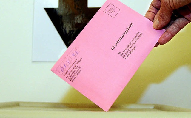 Der rote Abstimmungsbrief fr den Volk... der zustndigen Stelle eintreffen.     | Foto: dpa (Bernd Weissbrod)