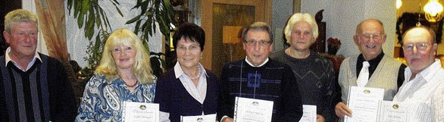 Ehrennadeln und -urkunden fr langjhr...lzacher und Peter Johann  (von links).  | Foto: Reinhard  Herbrig