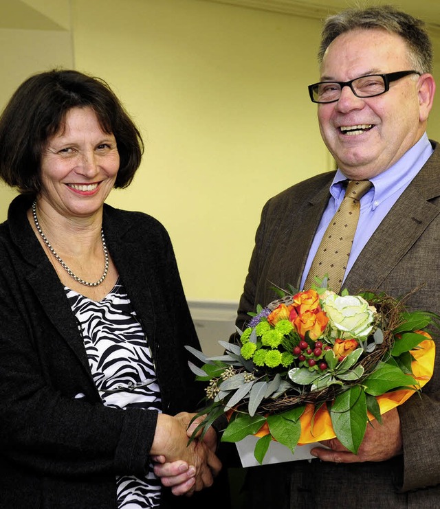 VHS-Leiterin Eva von Rekowski gratuliert Hans Nassal.   | Foto: Ingo Schneider