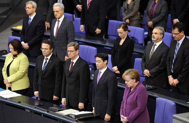 Die Abgeordneten erheben sich fr die ...osphre ist schnell wieder verflogen.   | Foto: dpa