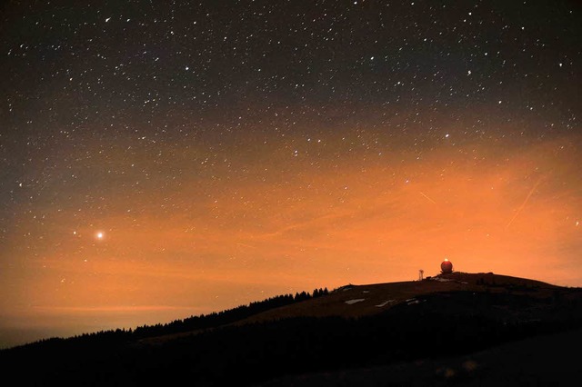 Eine Nacht voller Sterne: Der Autorin gibt ihr Licht Halt und Kraft.  | Foto: dpa