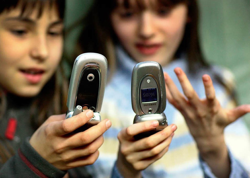 Ein Leben ohne Handy? Für Jugendlichen ist das heute kaum vorstellbar.  | Foto: dpa