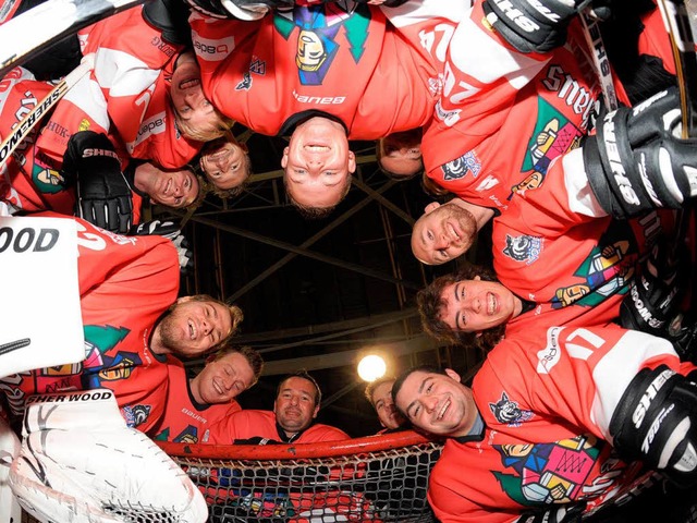 Freude auf dem Eis: das Team des EHC Freiburg  | Foto: Patrick Seeger