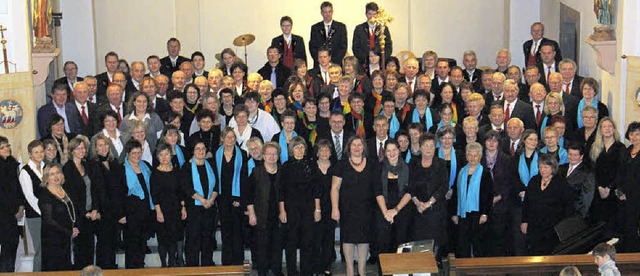 Gruppenbild mit allen: die Mitwirkenden des Kirchenkonzerts in Hartheim  | Foto: Otmar Faller