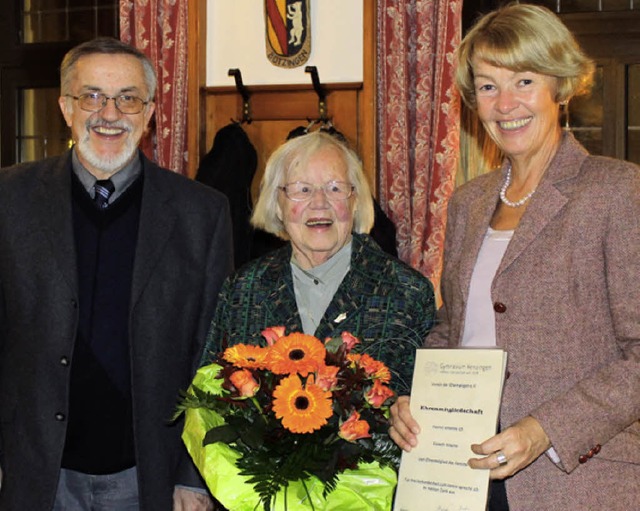 Die Vorsitzende Martina Hhmann und Ka...urkunde zum Ehrenmitglied des Vereins.  | Foto: Privat