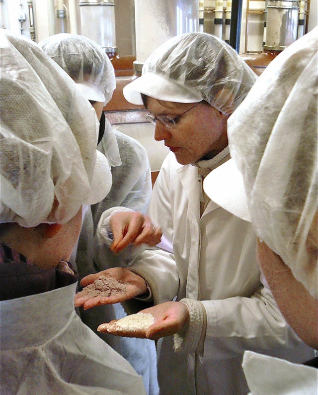 Schlerinnen und Schler des Ernhrung...ich die Produkte  der Rubin-Mhle an.   | Foto: Schule