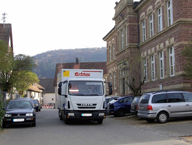 Unbefriedigend: Die Verkehrssituation ...Grundschule Kandern (rechts im Bild).   | Foto: Markus Maier