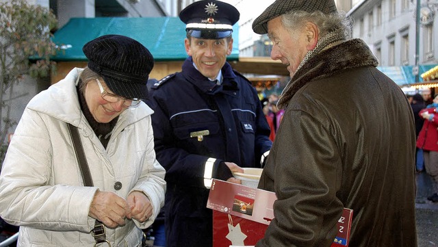 Bei der Tombola  auf dem Lrracher Wei...d und Helfer der BZ-Weihnachtsaktion.   | Foto: archivfoto: Nikolaus Trenz