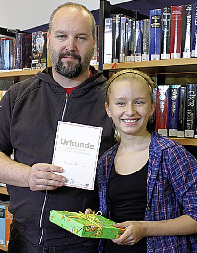 Die 11-jhrige Lara aus der Klasse 6d ...Martin Schmidt berreichte den Preis.   | Foto: Von Appen
