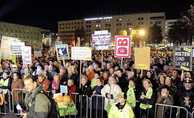 Anfang dieser Woche haben sich die Geg...n so genannten Montagsdemo getroffen.   | Foto: dpa