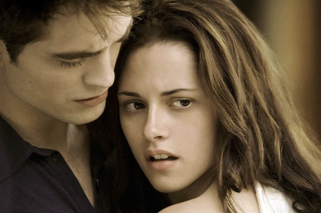 Endlich ein Ehepaar: Kristen Stewart a...d Robert Pattinson als Edward Cullen.   | Foto: Concorde