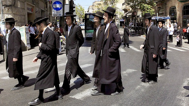 Orthodoxe Juden in Jerusalem, hier bei...ration fr die Opfer von Terrorismus.   | Foto: dpa