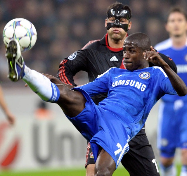 Chelseas Spieler Ramires lsst sich au...Nasenbeinbruch mit einer Schutzmaske.   | Foto: dpa