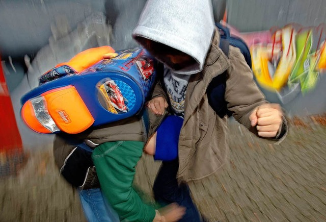 Mobbing im Pausenhof: Die Gewalt an Schulen nimmt zu.  | Foto: dpa