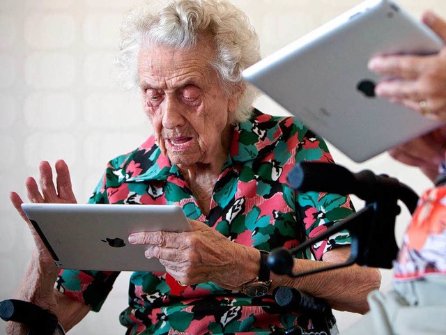 Computer, Handy, I-Pad: Immer mehr Senioren entdecken die moderne  Technikwelt.  | Foto: dpa