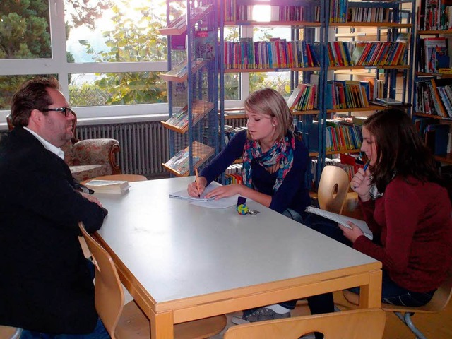 Interviewtermin in der Silberbergschul...it Theresa Adler und Marina Zimmermann  | Foto: privat
