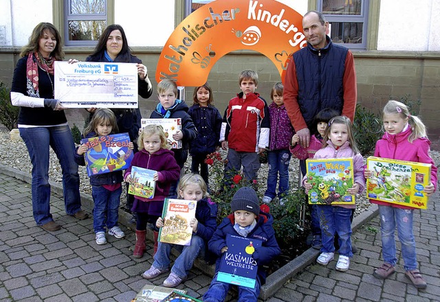 Forchheim. Die Kindergartenkinder vom ...chts stehend Ulrich Slzle, Steinmetz.  | Foto: Roland Vitt