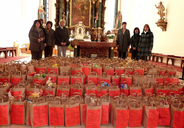 Ein Chorraum voller Spenden: Der Carit...inger Stadtkirche  Sankt Michael ein.   | Foto: Karla Scherer