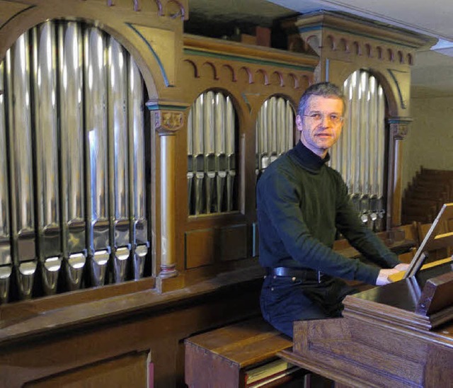 Ulrich Reinhardt an der renovierten Kiene-Orgel in der Blsikapelle  | Foto: Eberhard Wei
