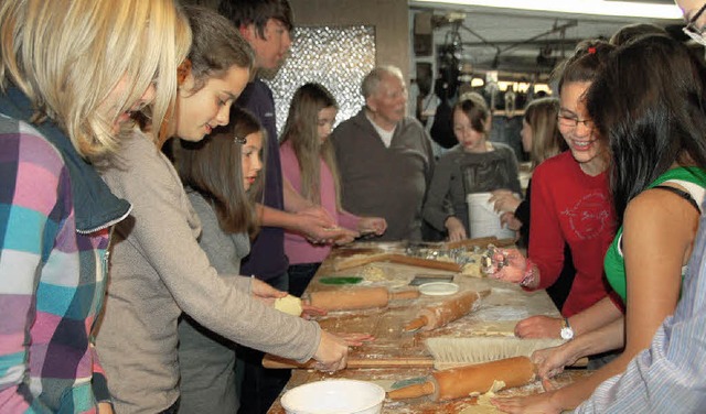 Walter Leimenstoll (im Hintergrund) gi...n Vrstetter Adventsbasar am Sonntag.   | Foto: Grttinger