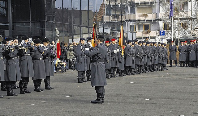 Soldaten des Artilleriebataillons 295 ...leiten die Veranstaltung musikalisch.   | Foto: wieland