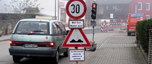Noch einige Wochen muss der Verkehr be...trae mit einer Ampel geregelt werden.  | Foto: hans-jochen voigt