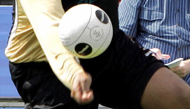 Den Ball darf man nur mit der Faust spielen.  | Foto: dpa