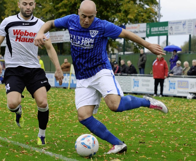 Fabio Bibbo (blaues Trikot) ist in die...r Spiel gegen den SV Linx im Oktober.   | Foto: Matthias KaufHold