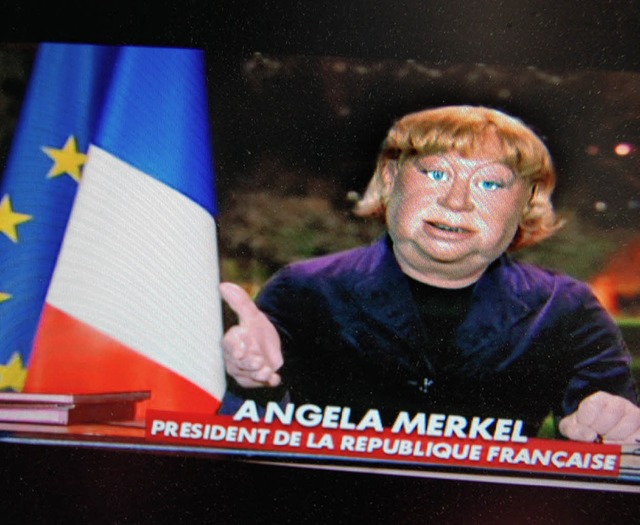 Angela Merkel als Gummipuppe.   | Foto: Graff