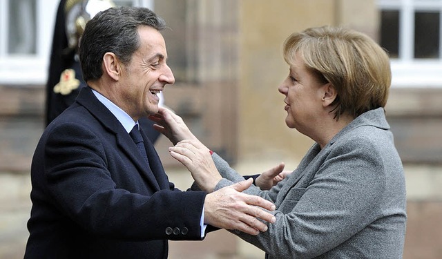 Sie demonstrieren Einigkeit: Nicolas Sarkozy und Angela Merkel.  | Foto: AFP