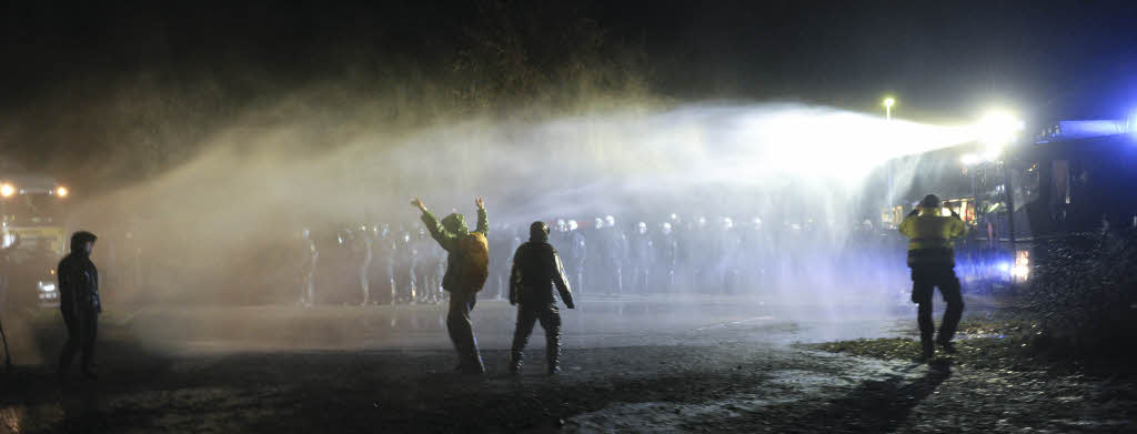 Auseinandersetzungen zwischen Polizei und Castor-Gegnern bei Metzingen.