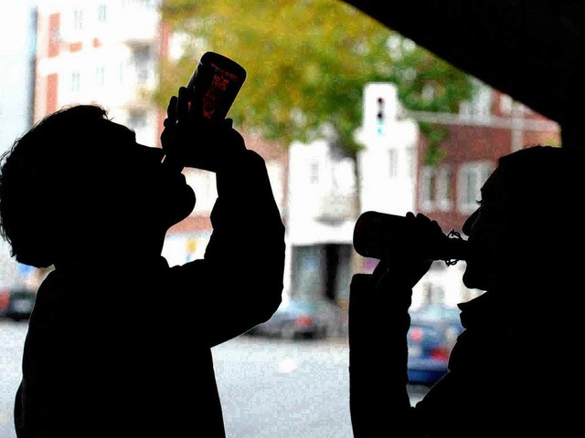 Jugendliche beim Trinken in der ffentlichkeit.  | Foto: dapd