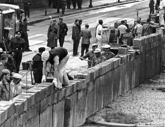 Eine Mauer trennte die Bundesrepublik ...Deutsche Demokratischen Republik (DDR)  | Foto: dpa