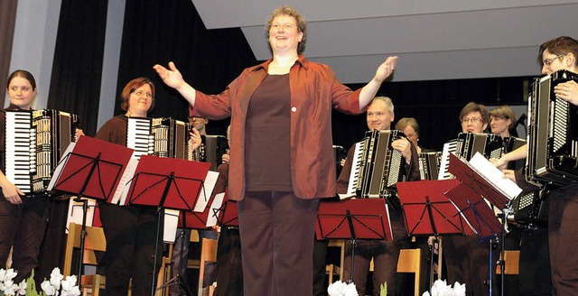 Andrea Rie dirigiert seit einem Jahr ...r Leitung teilte sie mit dem Publikum.  | Foto: Ernst Hubert Bilke