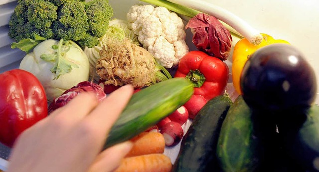 Ein Griff in das Gemsefach, fr Vegetarier ganz normal.  | Foto: dpa