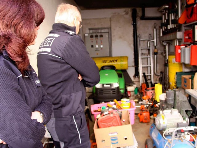 Martina Dohle und Josef Winkler blicke...das in einer Garage der Polizei liegt.  | Foto: Max SChuler
